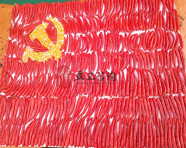 培訓(xùn)快訊培訓(xùn)時(shí)間：6月29日培訓(xùn)地點(diǎn):隆鑫山莊培訓(xùn)單位:中鐵某局培訓(xùn)課程:七一主題黨建活動(dòng)培訓(xùn)人數(shù)：21人培訓(xùn)老師：馬海濤、李文泮培訓(xùn)后勤:馬麗、周明業(yè)務(wù)人員：齊亞