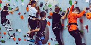 成立于2007年，基于對(duì)國(guó)有企業(yè)的深刻理解，以服務(wù)企業(yè)為宗旨，以專(zhuān)注、專(zhuān)業(yè)為導(dǎo)向，向企業(yè)提供具有針對(duì)性的咨詢(xún)與培訓(xùn)服務(wù)。給予客戶(hù)高質(zhì)量的服務(wù)與高價(jià)值的回報(bào)，將自身打造成為“鷹的個(gè)人，雁的團(tuán)隊(duì)”的專(zhuān)業(yè)培訓(xùn)機(jī)構(gòu)。我們追求實(shí)效、專(zhuān)業(yè)的培訓(xùn)效果，熱情、細(xì)致的服務(wù)質(zhì)量，這是蘭州立正承諾的起點(diǎn)。