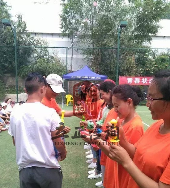 培訓(xùn)快訊培訓(xùn)時間：7月8日培訓(xùn)單位：某幼兒園培訓(xùn)課程：運(yùn)動會培訓(xùn)人數(shù)：80人蘭州運(yùn)動會