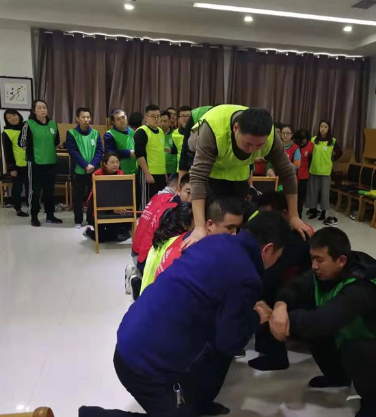 培訓(xùn)時(shí)間：2月27日培訓(xùn)地點(diǎn):隴南武都培訓(xùn)單位:中國(guó)**銀行隴南分行培訓(xùn)課程:拓展培訓(xùn)人數(shù)：40人