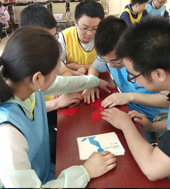 培訓(xùn)快訊培訓(xùn)時(shí)間：7月17--18日培訓(xùn)地點(diǎn)：榆中隴鑫山莊培訓(xùn)單位：中科院培訓(xùn)課程：拓展培訓(xùn)人數(shù)：35人