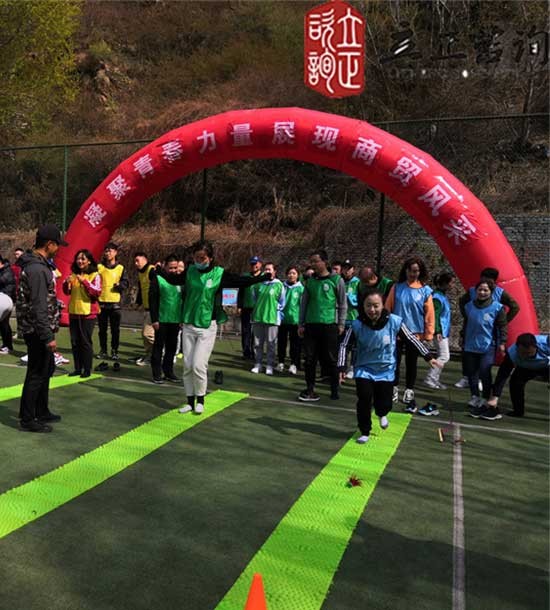 培訓(xùn)快訊培訓(xùn)時間：4月28日培訓(xùn)地點:興隆山城建培訓(xùn)中心培訓(xùn)單位:甘肅交通**公司培訓(xùn)課程:趣味運動會部分拓展項目介紹：緬甸橋項目類型：團隊合作項目培訓(xùn)形式：一段軟梯掛在山坳的兩端。學(xué)員必須利用繩梯和