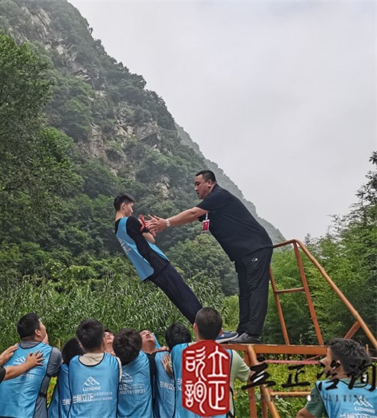 培訓(xùn)快訊培訓(xùn)時間：2021年7月19-26日培訓(xùn)地點:西安培訓(xùn)單位:中鐵**局**公司培訓(xùn)課程:新員工入職培訓(xùn)班個人挑戰(zhàn)項目凌空飛渡（高空斷橋）——挑戰(zhàn)、超越培訓(xùn)形式在教練的指導(dǎo)下穿上保險衣扣上保險繩